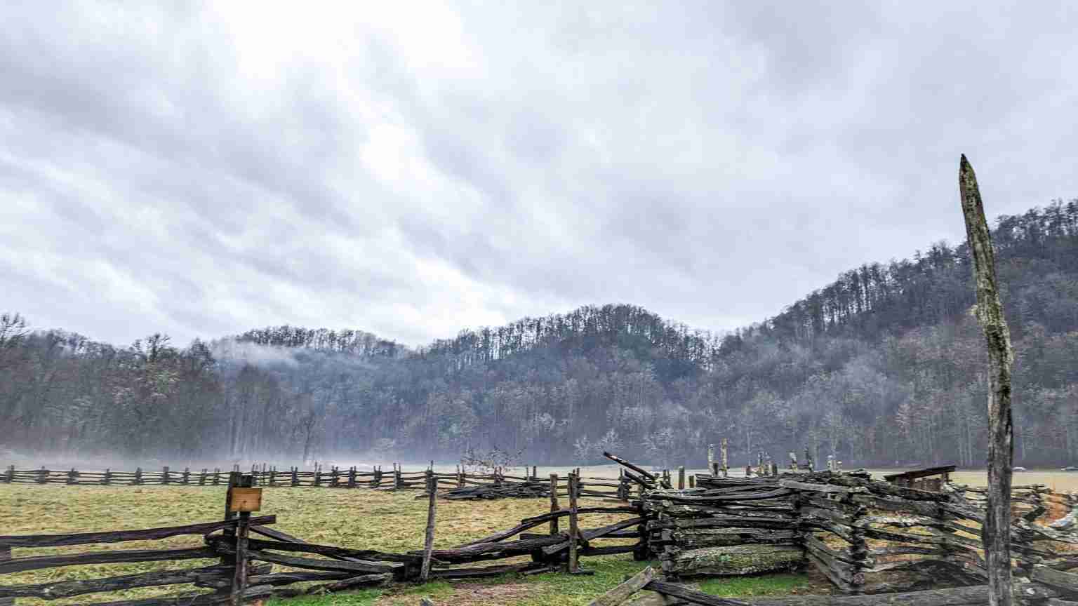 Wooden rail fence, Oconaluftee Mountain Farm Museum, Great Smoky Mountains National Park, North Carolina, USA